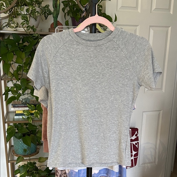 Abardsion Grey Ribbed Tee. Size Medium. PTP: 18”. Excellent Condition. Stretch. - Picture 2 of 5